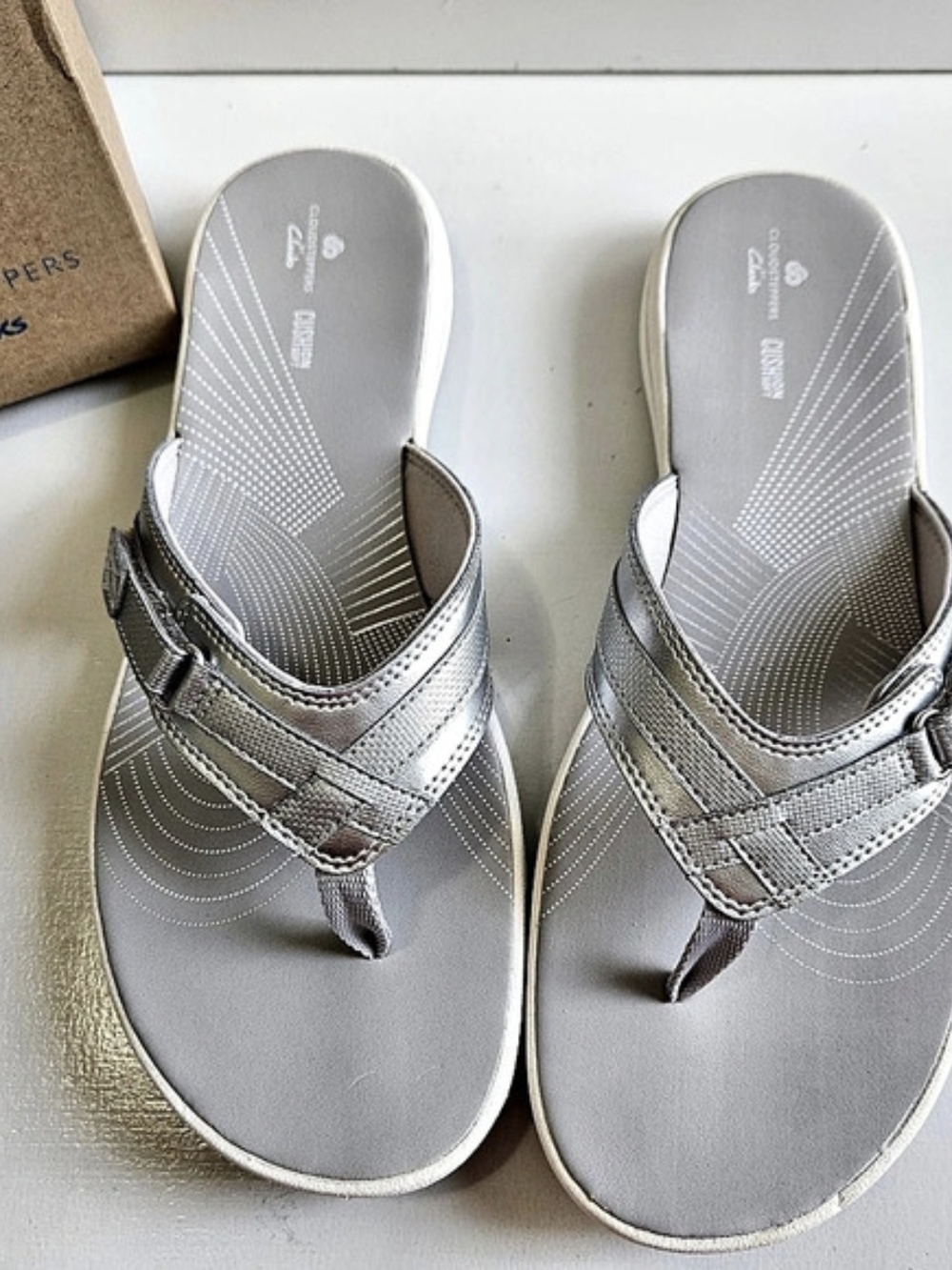 Clarks Cloudsteppers Breeze Reyna Sandal Metallic Toe-Loop Gray 12M